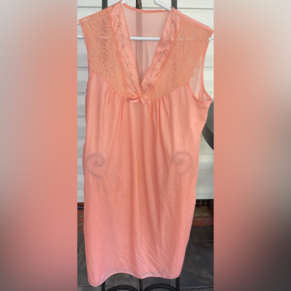 Vintage Aristocrat Peach Night Gown With Flowers 100% Nylon Size Medium